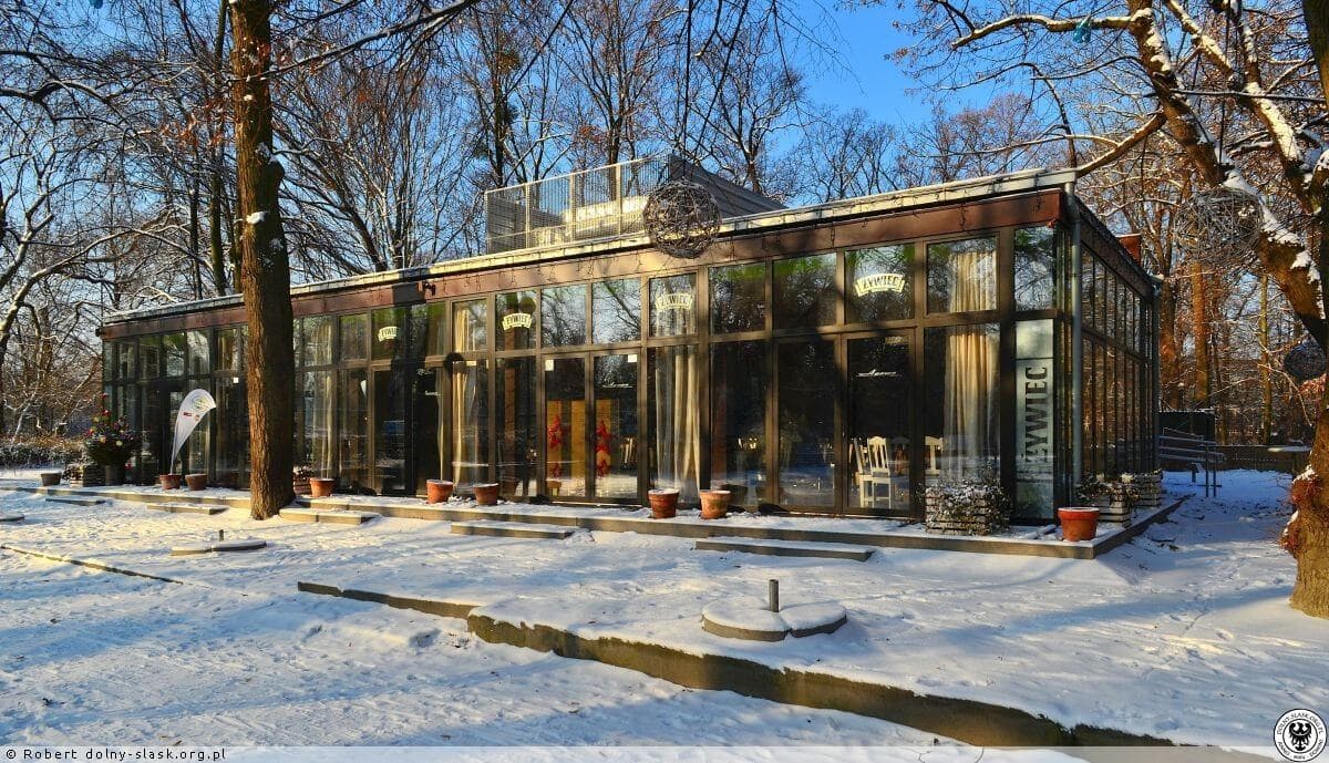 Restauracja Agawa z zewnątrz w otoczeniu zimowego parku